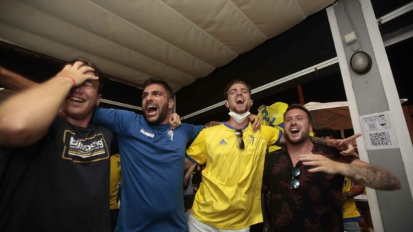 Locura total: Así festejaron los aficionados el ascenso del Cádiz y Choco Lozano en España ¿Y el COVID-19?&nbsp;&nbsp;&nbsp;