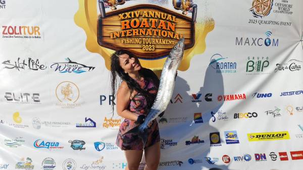 Así posó la integrante del equipo de “Ok Bra”, Cinthia Miranda, luego de su pesca. FOTO: Erick Castillo.