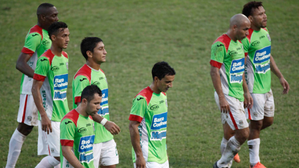 Los rostros de tristeza en Marathón tras la humillante derrota ante Olimpia