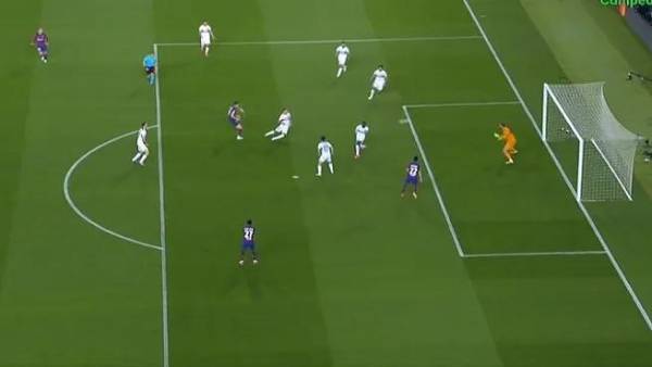 Lewandowski tuvo el segundo, pero su disparo se fue cerca.