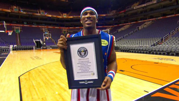 VIDEO: Un Harlem Globetrotters marca la canasta más larga de la historia