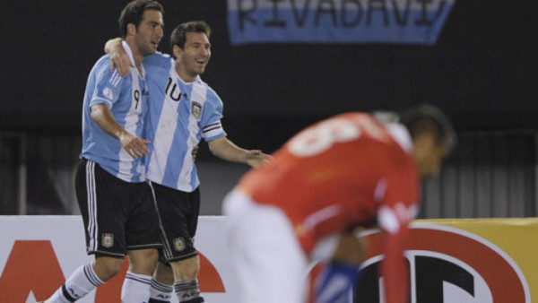 Higuaín y Messi despedazan a Chile