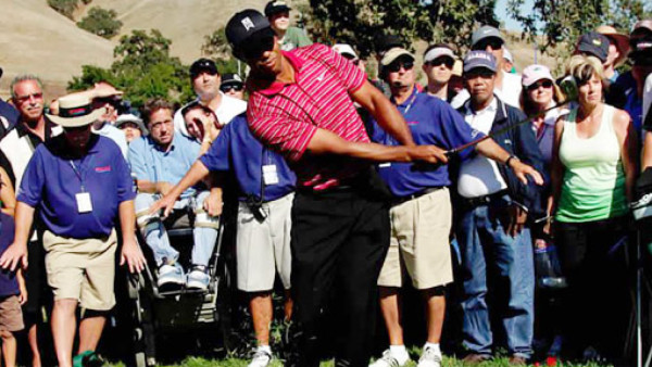 Un aficionado le tira un perrito caliente a Tiger Woods
