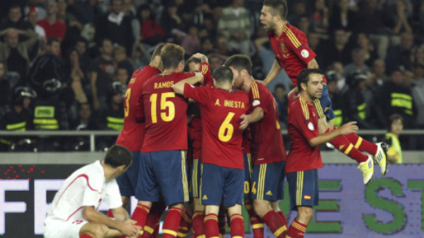 España sufrió para debutar ganando en la eliminatoria