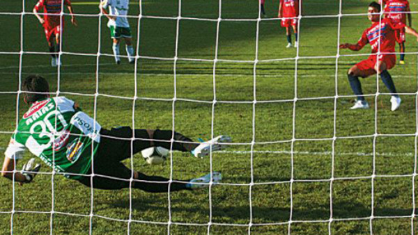 Portero se viste de héroe y ataja tres penales consecutivos