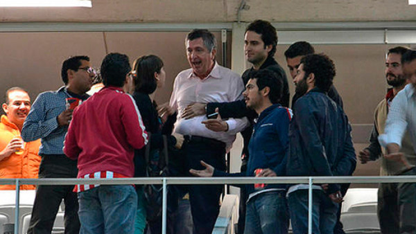 Presidente de Guadalajara a punto de golpear a un aficionado