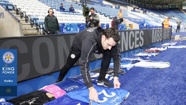 Marcha y llanto: Nuevo homenaje del Leicester a su presidente en el King Power Stadium