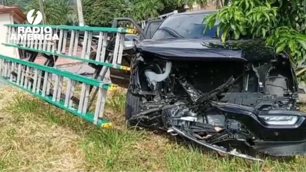 Así quedó el auto en el que se conducía el presidente del Consejo Hondureño de la Empresa Privada. Foto cortesía de Radio América.