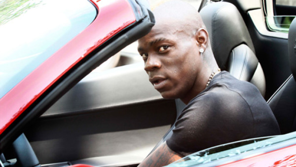 Balotelli sufre accidente automovilístico y sale ileso