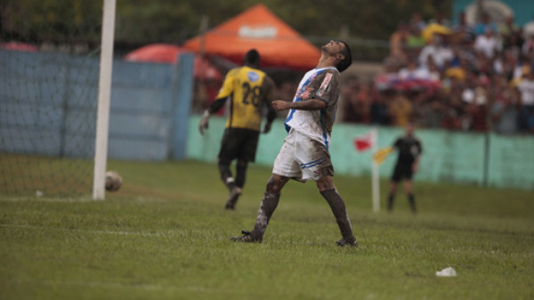 Necaxa-Olimpia salen vivos de Choluteca