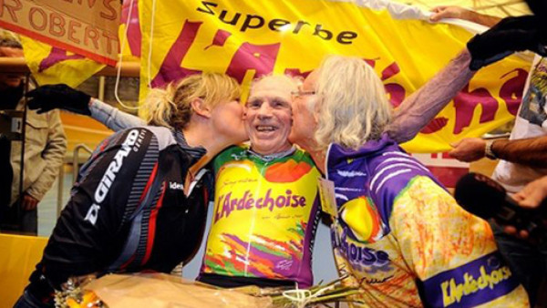 A los 100 años estableció récord en el ciclismo