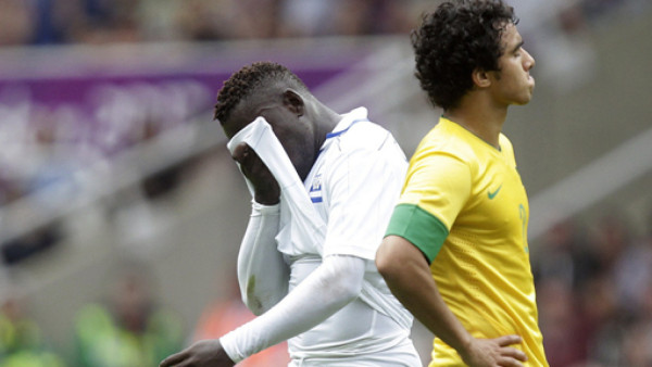 Neymar provoca expulsión de Wilmer Crisanto