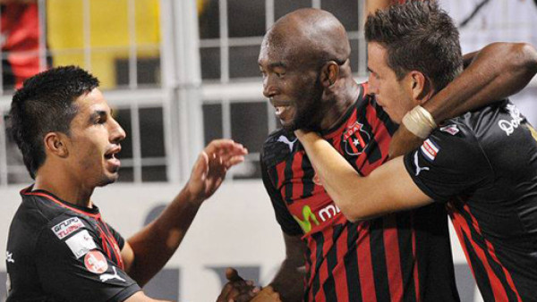 Jerry Palacios le anota al San Miguelito en Concachampions