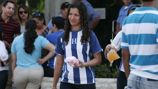 Afición se vistió desde temprano con los colores de Honduras