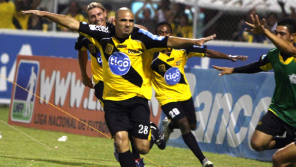 Hispano vence al Necaxa y abandona el sótano