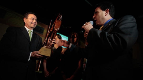 Premian a Rafael Callejas por sus logros