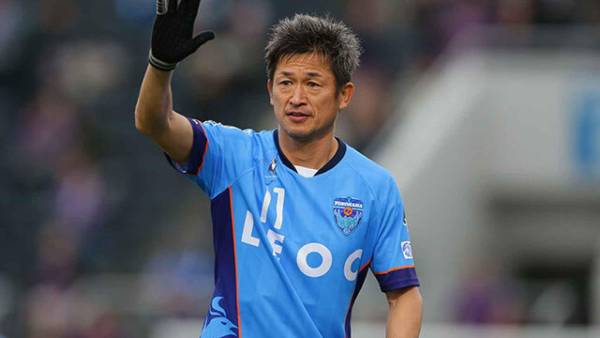 El delantero japonés Kazuyoshi Miura, más conocido por sus aficionados como “King Kazu”, sigue activo a sus 55 años. Es el jugador con más edad en el mundo.