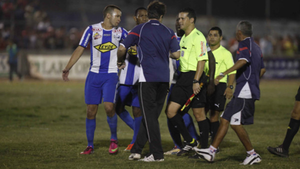 Los reclamos de Victoria en gol del Deportes Savio