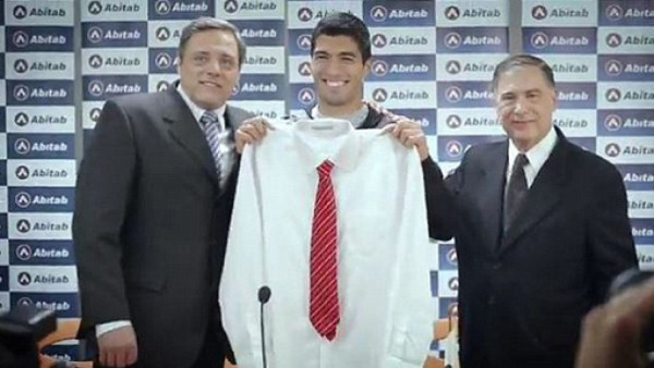 VIDEO: Luis Suárez en divertido comercial que explota su carácter conflictivo