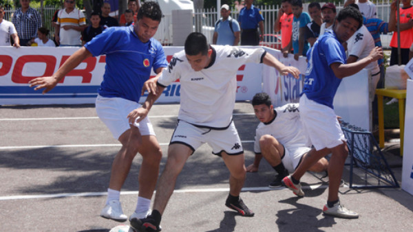 Ya rodó el balón en torneo de fútbol calle de DIEZ