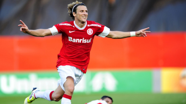 Diego Forlán se estrena con doblete en Brasil