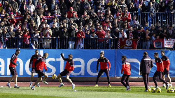 21 mil aficionados del Atlético arropan a sus jugadores antes del derbi
