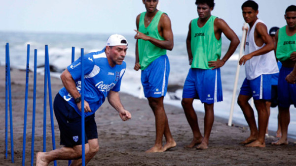 Luis Suárez predica con el ejemplo