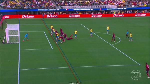 El VAR anuló un gol a Marquinhos (35’) por un fuera de lugar milimétrico.