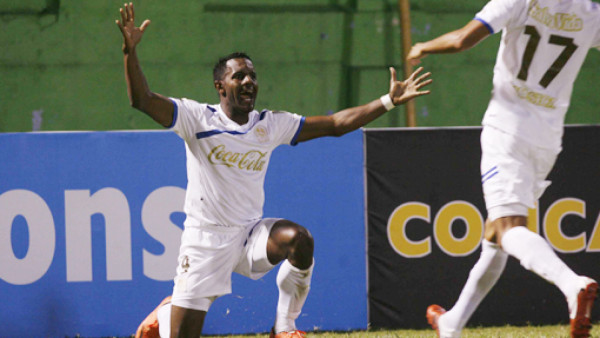 Luciano Emilio es duda para el clásico ante Marathón