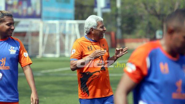 Alegre y entusiasmado se mostraba el técnico de los Lobos, Héctor Castellón, al durante el entrenamiento. Foto: Marvin Salgado.