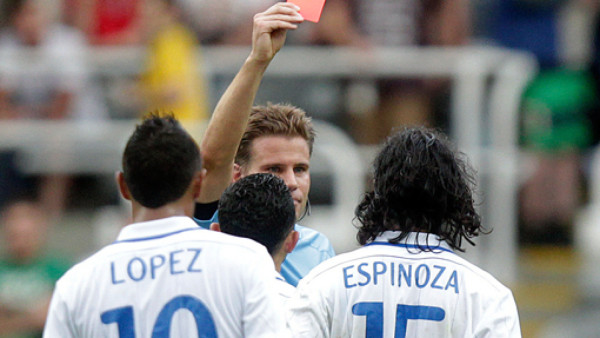 Bombardeado de críticas árbitro del Honduras-Brasil