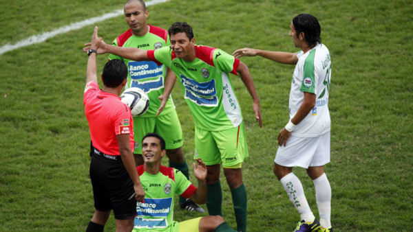 Platense hunde a Marathón con polémico triunfo