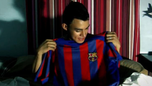 Hondureño dedica video al Barça-Madrid