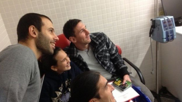Messi, Mascherano y Pinto reparten regalos a niños de siete hospitales