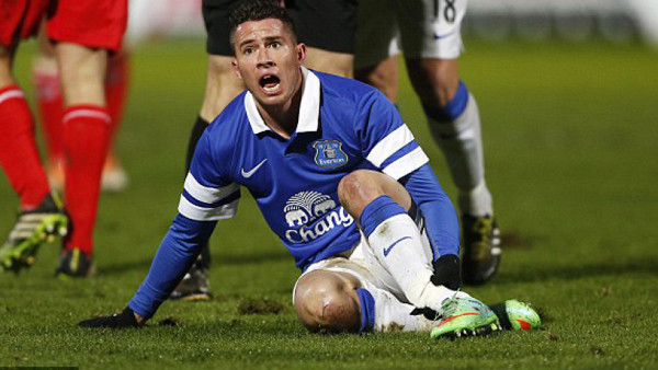 Escalofriante lesión de Bryan Oviedo pone a temblar a Costa Rica