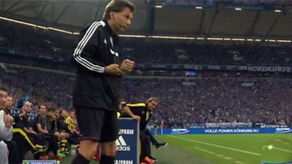 VIDEO: Jurgen Klopp le pega pelotazo en la cabeza a cuarto árbitro