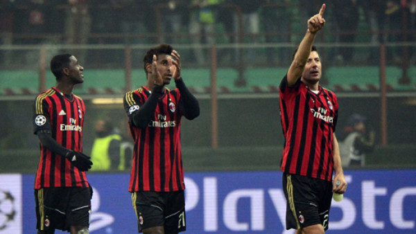 Milan se mete a octavos tras resistir con diez ante Ajax