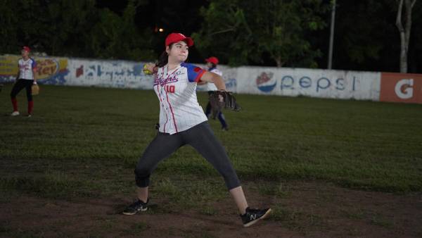 Una de las jugadoras de Rangers con la técnica de lanzamiento. Foto: Mauricio Ayala.