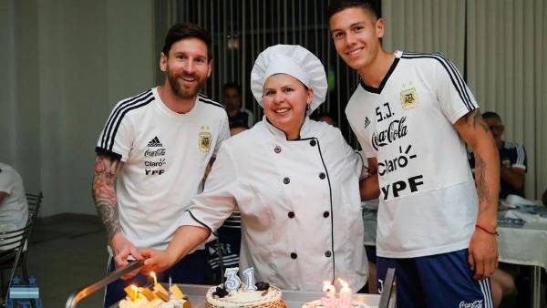 Messi junto a la cocinera de la Selección Argentina, Antonia Farías.