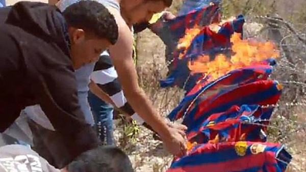 Aficionados queman camisetas del Barcelona en Palestina