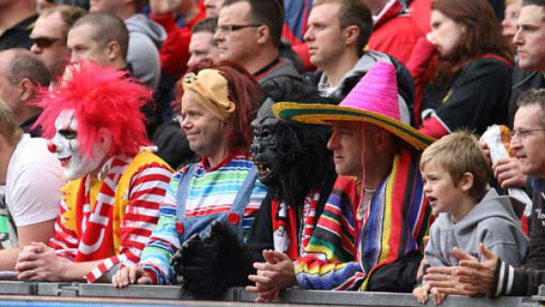 El City golea 6-1 al United en el derbi de Manchester.