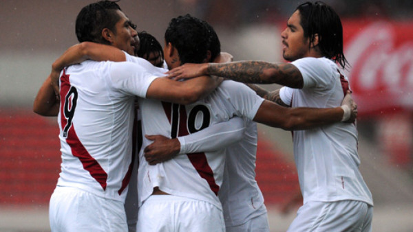 Costa Rica la pasó mal en casa al caer contra Perú