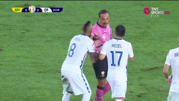 FOTOS: El encontronazo de Neymar con el DT de Chile, Vidal llama 'payaso' al árbitro y el cariño entre barcelonistas