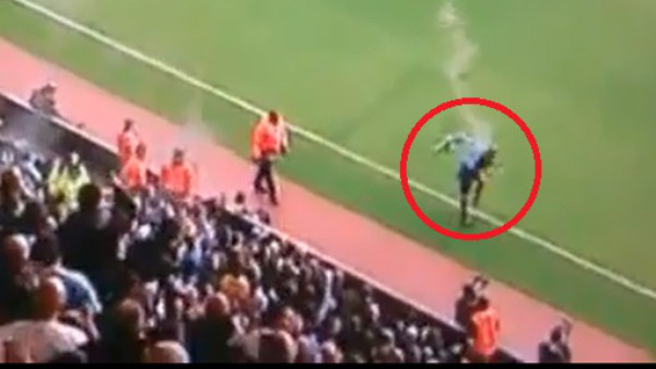 VIDEO: Bengala impacta contra un juez en la Premier