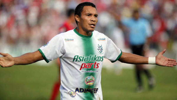 Rambo de León llama 'incompetentes” a árbitros y líneas de Honduras