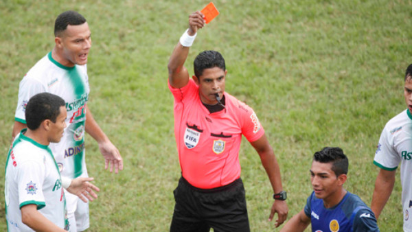 Isidro Gutiérrez se va expulsado en inicio del juego ante Platense