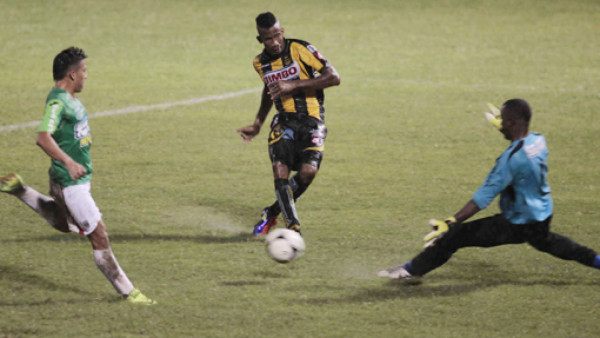 El imperdonable fallo de Allan Lalín frente al portero de Marathón