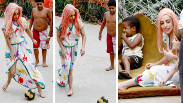 Lady Gaga dejó los lujos y jugó fútbol con niños en Brasil