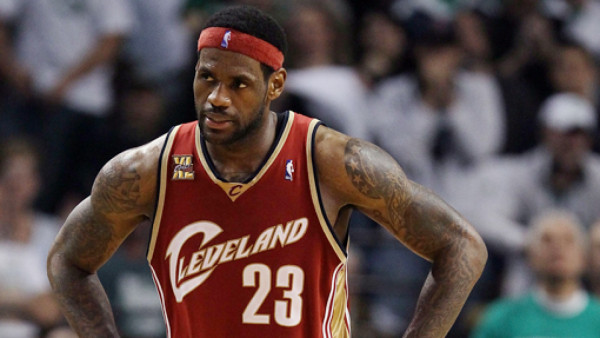 LeBron James se enfrentó a un asistente