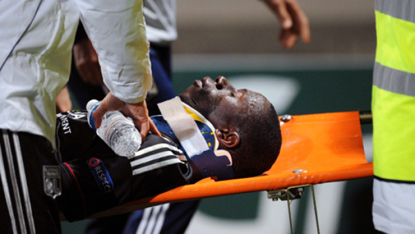 Dramático choque de cabezas deja a un futbolista convulsionando